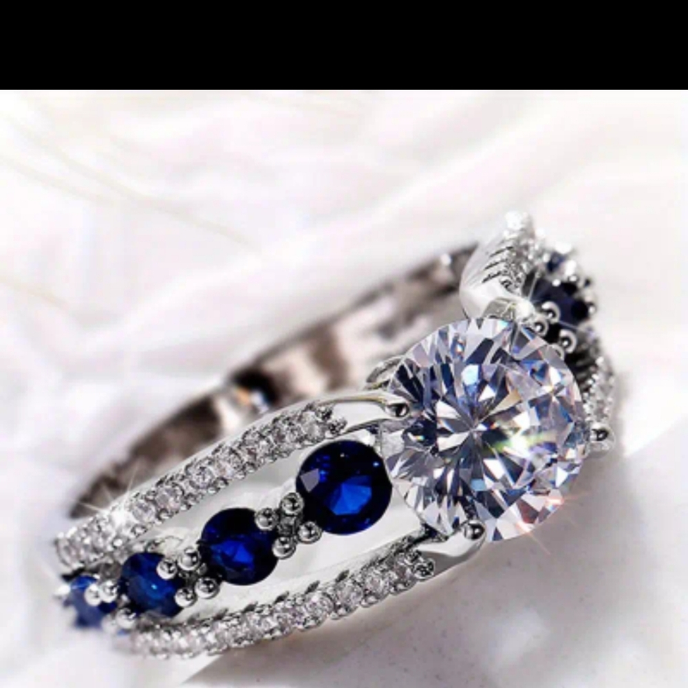 Beautiful lady's ring gorgeous sapphire blue color.